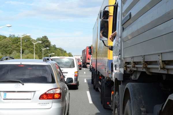 Seitdem Deutschland am 14. September vorübergehend wieder Grenzkontrollen eingeführt hat, staut sich zwischen Freilassing und Salzburg der Verkehr vor der Brücke, die den Grenzfluss Saalach überspannt.