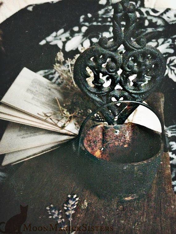24 Ways To Have The Creepy Af Bedroom Of Your Dreams