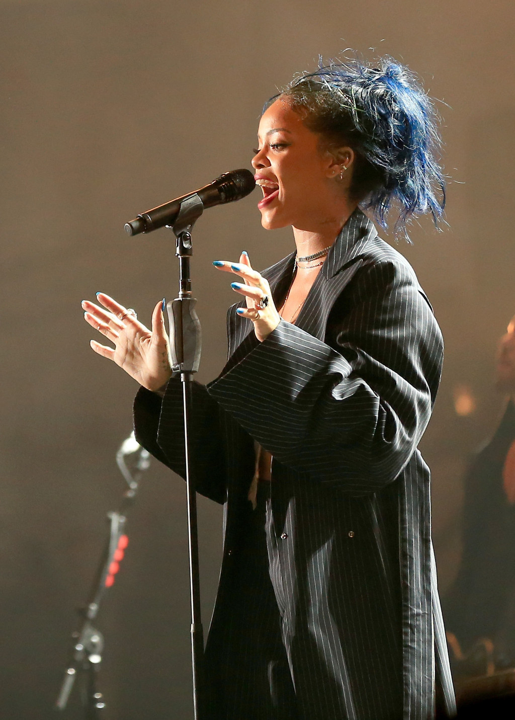 Rihanna Dyed Her Hair Blue And It S Pretty Zomg