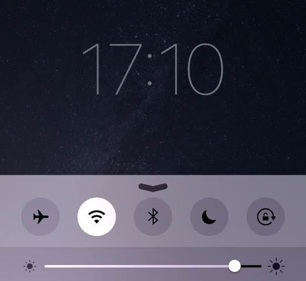 Mon iPhone est une extension de mon corps. Je suis DÉJÀ AU COURANT que je n'ai plus de batterie.