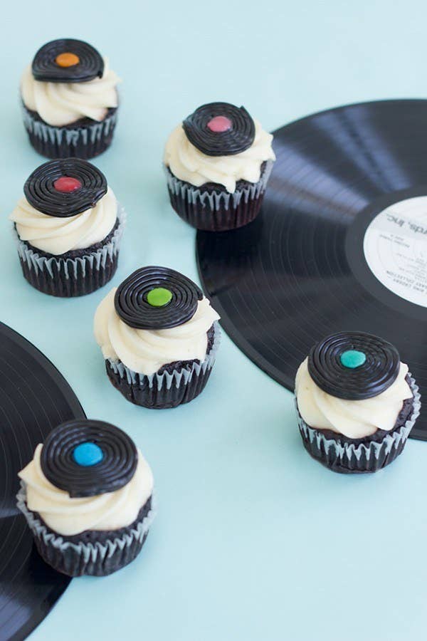 27 Ridiculously Creative Ways To Decorate Cupcakes