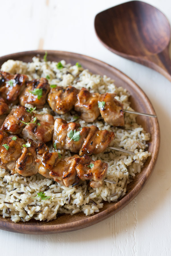 Si no tienes mucho tiempo de cocinar, dale una vuelta a un platillo de pollo común y corriente preparando una salsa agridulce que básicamente sabe al cielo en la tierra.
