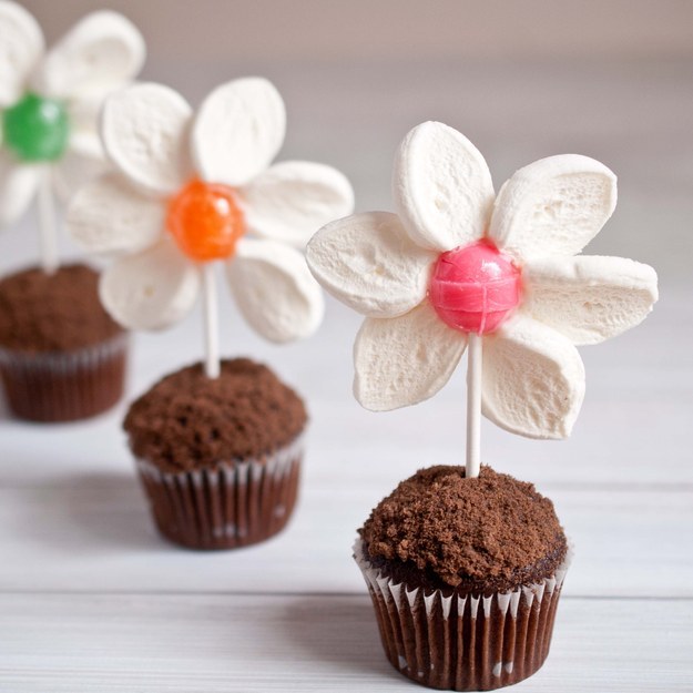 Unwrap some Dum Dums and turn them into beautiful flowers.