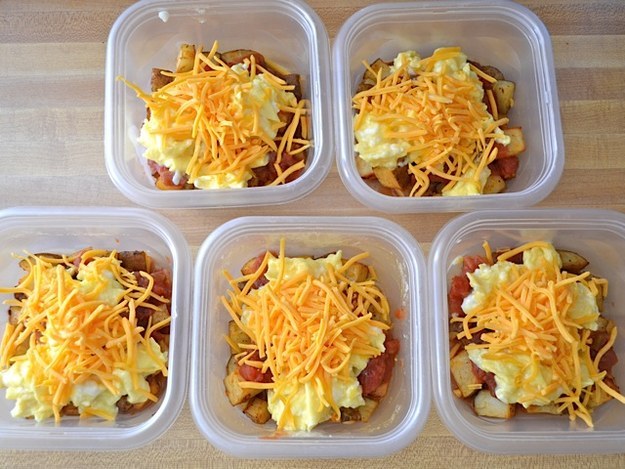 Make these cheap, easy, and FREEZABLE breakfast bowls ahead of time for busy mornings.