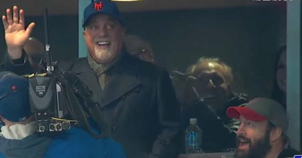 Billy Joel Singing “Piano Man” With Mets Fans At The World Series