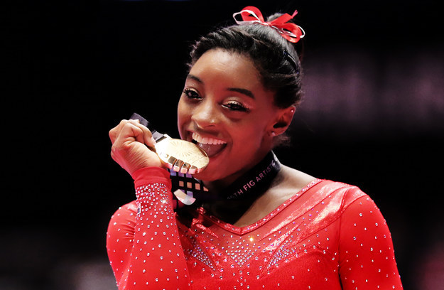 Rebeca Andrade e Simone Biles dançam juntas na festa do Mundial de