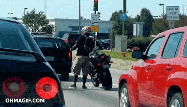 "Amigo estás en medio de la calle"Él: Naaah no le hace... *se echa unos pasitos sin escrúpulos*