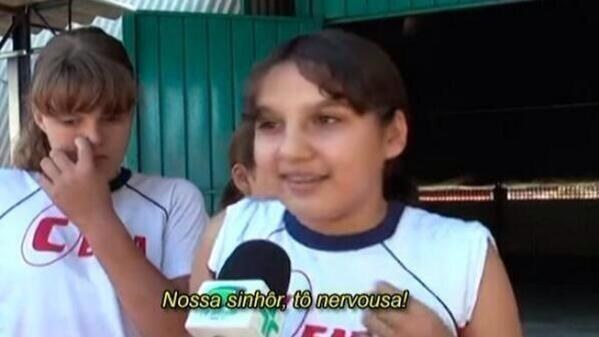 ~Tentando me esconder atrás do cartaz~