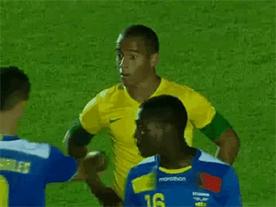 Um jogador do Equador faz ''bilu bilu" em um jogador brasileiro. E o que ele faz? Sorri.Em outros tempos meteria caneta e ia comemorar gol gritando na cara do tal zagueiro 2 minutos depois.