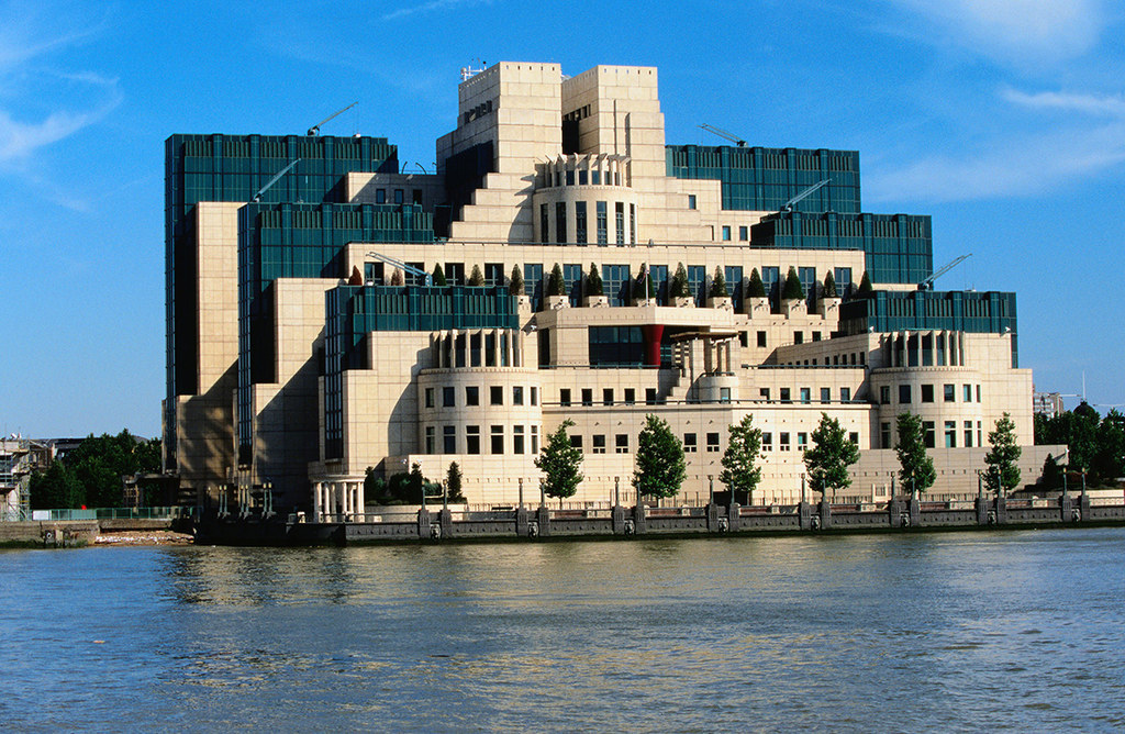 Chut ! C’est MI6, le siège des services secrets ! Plutôt caché en pleine lumière me direz-vous. Etonnamment, on peut presque se présenter à la porte, enfin…au grand portail de fer...