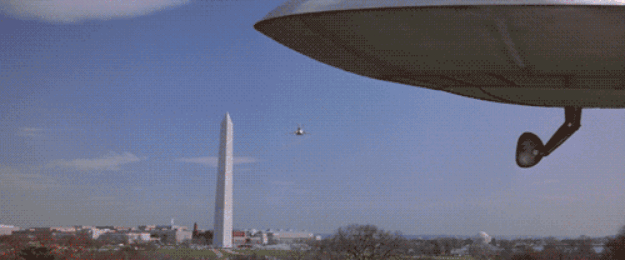 Esto es porque la observación irremediablemente altera el campo cuántico observado.Imagina que observas a un avión, pero con un rayo destructor. Puedes averiguar la posición final del avión, o su velocidad, pero nunca los dos, porque al observarlo, destruyes el avión.