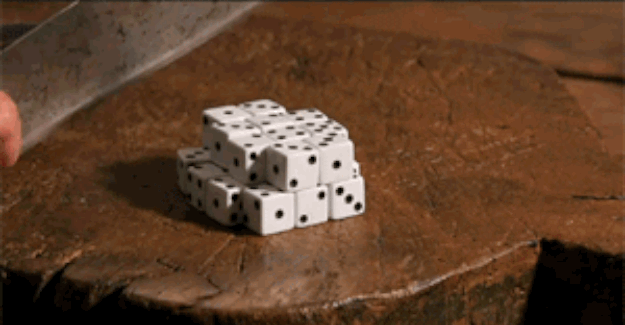 O sea, calcula la probabilidad de que un suceso dado ocurra en determinado momento. Eso significa que todo es posible, literalmente todo, sólo que entre más nos alejemos del mundo subatómico, es más improbable.Este concepto enfureció a Einstein y por eso dijo "Dios no juega a los dados con el Universo."