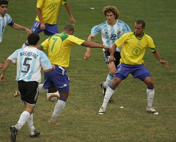 Nos últimos lances da partida, com a Argentina vencendo por 2 a 1, uma bola foi jogada na área, Adriano conseguiu dominar e chutar pro gol. Era o empate que levava a decisão para os pênaltis.