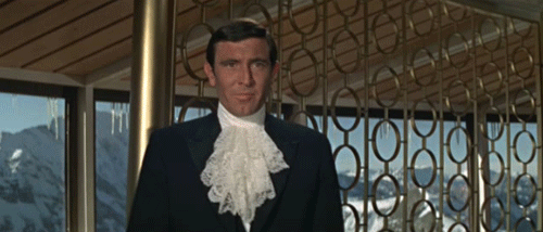 Oui, George Lazenby est celui qui vient tout gâcher. Certes, pour un mannequin, il sait donner un coup de poing, il a été choisi pour ça. À part ça, l'Australien ne sait pas vraiment jouer. C'est assez injuste pour Peter Hunt, homme de l'ombre, monteur génial, dont c'est le premier Bond à la réalisation. Au service de Sa Majesté va demeurer incompris longtemps avant d'être réhabilité. Car il faut bien l'avouer, c'est ce film qui a pavé le chemin vers Daniel Craig et son Casino Royale.Mais ce mec, c'est pas possible.