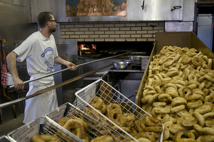 New York City a peut-être les bagels les plus célèbres au monde, mais Montréal lui voue définitivement une sérieuse concurrence. Les bagels de Montréal sont plus petits, plus denses et légèrement plus sucrés, car ils ont été bouillis dans une eau sucrée au miel avant d’être cuits. De nombreuses boulangeries de Montréal préparent leurs bagels à la main, devant les consommateurs. Servis frais et chauds, ils sont uniques et délicieux !