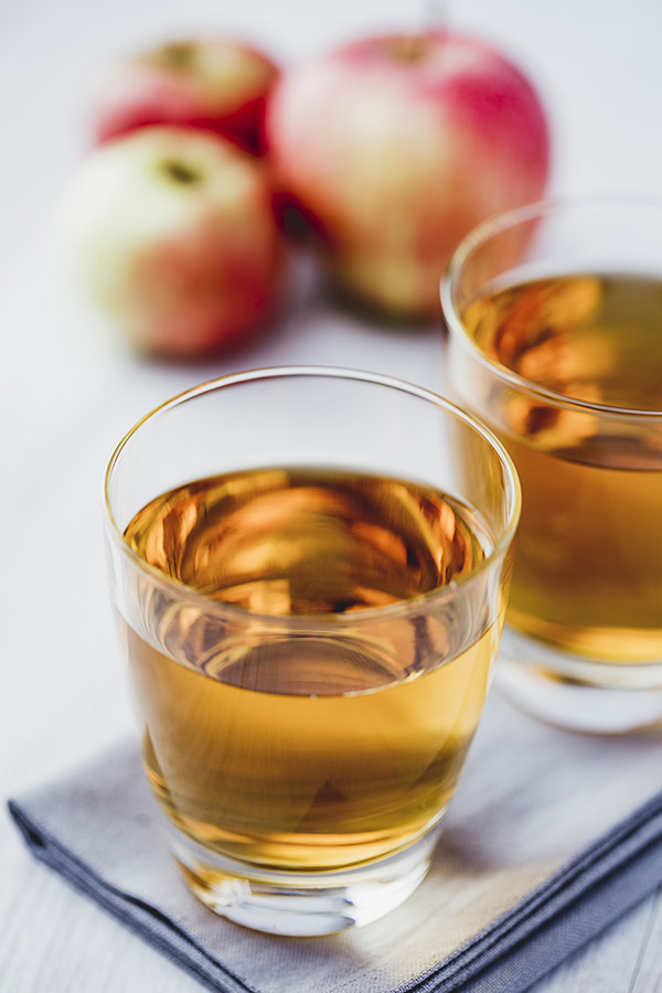 Le sud du Québec compte de nombreux vergers de pommiers. Ce n’est donc pas une surprise que les pommes soient utilisées pour faire de succulentes boissons alcoolisées. Au Québec, le cidre de glace est un vin à base de pommes, qui ont vécu les premiers gels et qui ont ensuite été transformées en ce délicieux alcool sucré. On le sert souvent au fromage ou au dessert, et il existe même une « Route des cidres » pour découvrir toutes les étapes de fabrication !