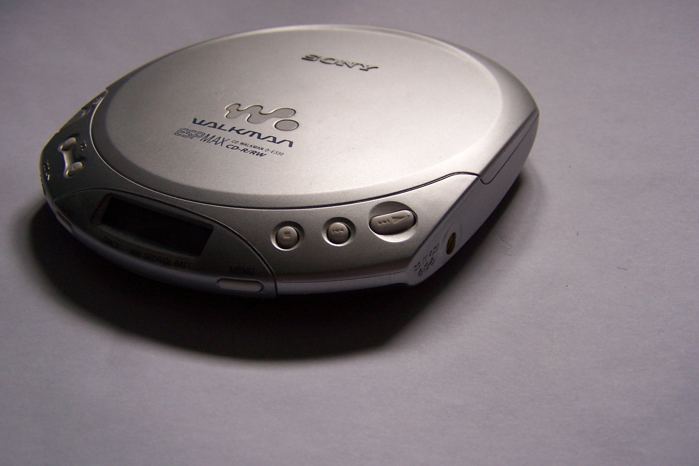 Лд плеер 10. CD плеер Sony Walkman из 90. СД плеер сони Волкман. Плеер Walkman Sony 1995. Sony Walkman CD Player.