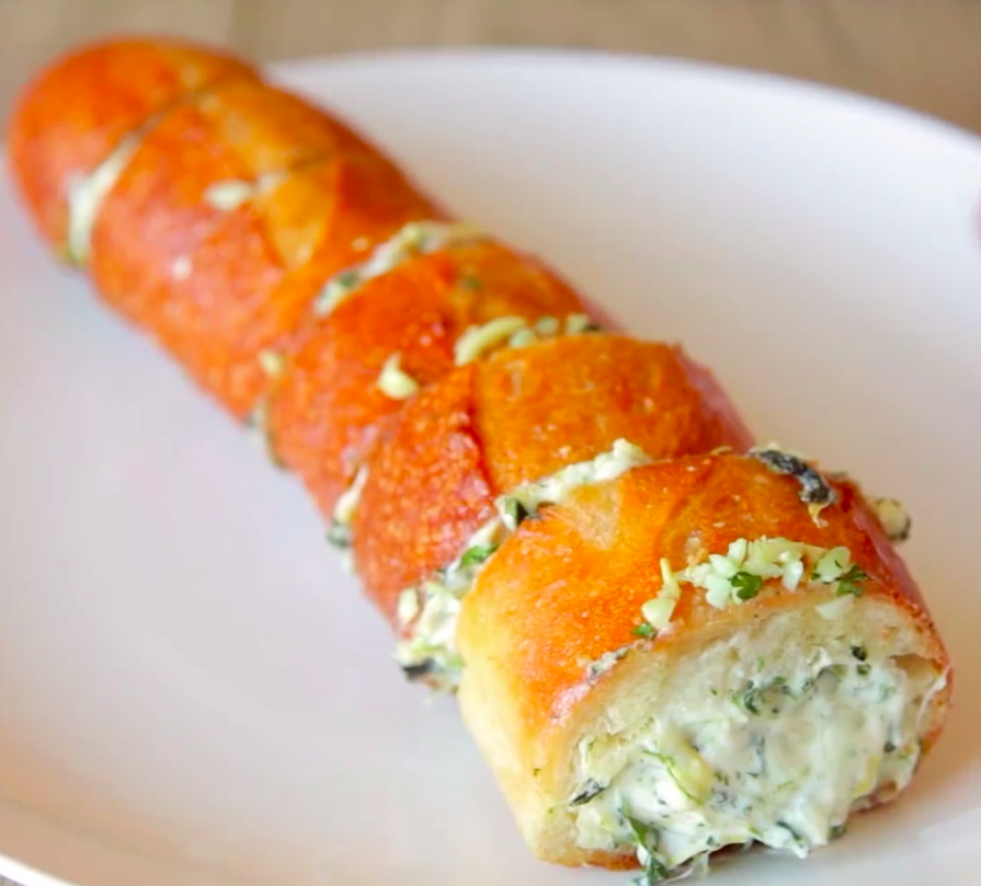 Here's How To Make Spinach Artichoke Garlic Bread