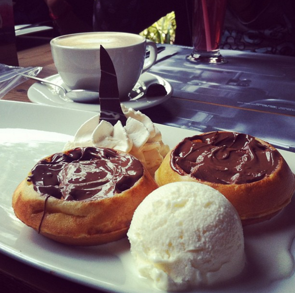 O los de tamaño normal si no te es suficiente con estos. Acompáñalos con un chocolate francés y prepárate para volverte fan oficial de este lugar.¿Dónde? En Perisur, Reforma, Roma y más.