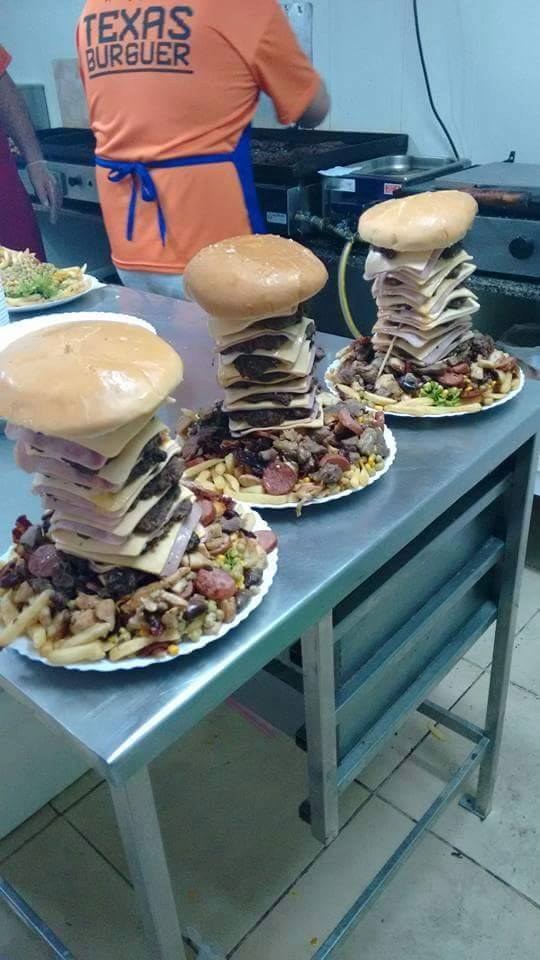Este lanchinho de 10 andares é do Texas Burguer de Guaramirim (SC).Enviado por Victor Magar.