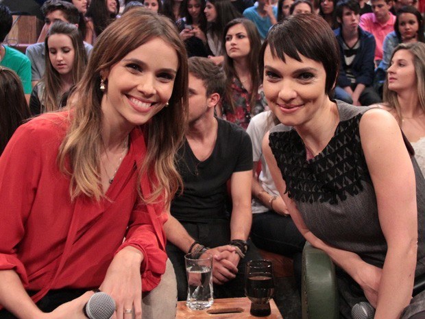 Cynthia que também é atriz, já fez participações como dublê de Débora, como nessa cena de "O Clone" e já chegaram a atuar juntas algumas vezes na TV e Teatro.