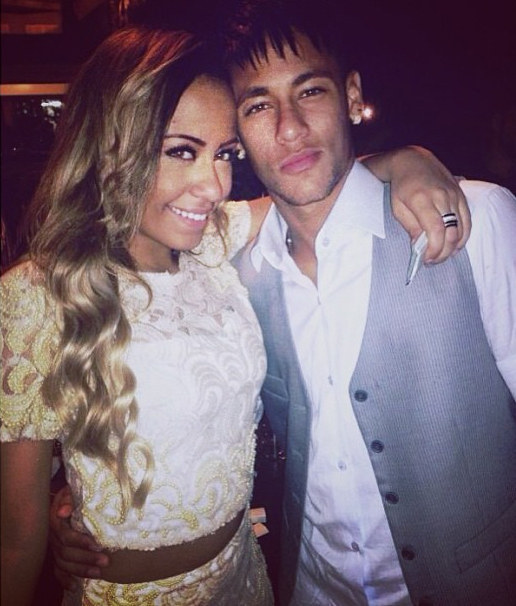 Apesar de ser mais velho que a irmã, os filhos do Sr. Neymar tem traços bem parecidos, embora muita gente vá dizer que Rafaella é mais bonita que o irmão boleiro.