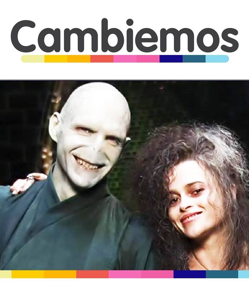 Querido vecino de sangre pura:El mundo mágico necesita un cambio. Los magos están hartos de la grieta, estos últimos años con Albus Dumbledore en el poder nos hicieron creer que todo es Griffindor o Slytherin, pero ya es hora de cambiar y ser felices. Lei en el profeta que miles de fanáticos son llevados a votar a Potter en el autobús noctambulo a cambio de grajeas sabor choripan y cerveza de manteca. Además empezaron una campaña de miedo contra mi persona, diciendo que va a volver el reinado del Innombrable y que voy a llevar a cabo las mismas póliticas de terror que el que no debe ser nombrado ejecutó hace algunos años. Nada más alejado de la realidad, yo, Tom Marvolo Riddle, no tengo nada que ver con aquellas épocas oscuras, de hecho el señor Potter tiene más cosas en común… como su escandalosa habilidad de hablar con las serpientes. Nuestro mundo es cada vez más inseguro, ya no se puede salir a la calle sin que te ataque un hipogrifo, criminales como Sirius Black entran y salen de la puerta giratoria de Azkaban, los jóvenes militantes del ejercito de Dumbledore aprenden cada vez más hechizos violentos, los elfos domésticos causan caos de transito con sus protestas y a todo esto Harry Potter tiene llenas de oro sus arcas en Gringots. Yo propongo poner dementores en todas las esquinas para que podamos circular tranquilos, voy a enrejar el bosque prohibido y vetar la ley de liberación de elfos domésticos mediante el obsequio de prendas. De mas esta decir que es necesario privatizar la estación 9 ¾ y la red de polvos flu que funcionan de manera ineficiente y le cuestan millones de pesos al Ministerio de Magia. Hay que eliminar el Quidditch Para Todos que se transformo en un órgano de propaganda del señor Potter. Creo que es necesario destruir todas las recordadoras y los pensaderos para dejar de mirar al pasado y empezar a construir hacia adelante. Voy a legalizar el maleficio Cruciatus en las fuerzas de seguridad y el Avadakedabra en delitos complejos para que podamos vivir tranquilos.Vamos a hacerle Wingardium Leviosa al valor del galeon y pretrificus totalus a tu salario. Y tambien vamos a cuidar la educación, salud, el trabajo y blablablá de sangre sucias y muggles sin hacer diferencias. Este 22 de noviembre vos decidís quien se queda con la varita de sauco.Tu vecino Tom Riddle.