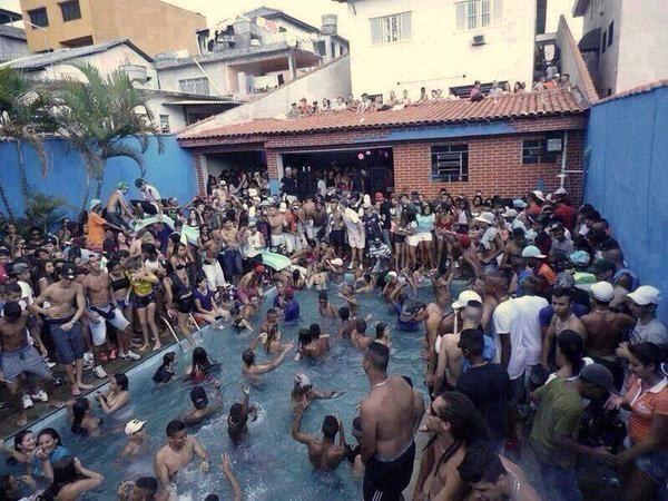 Essa festa tá crowdiada demais, maluco.