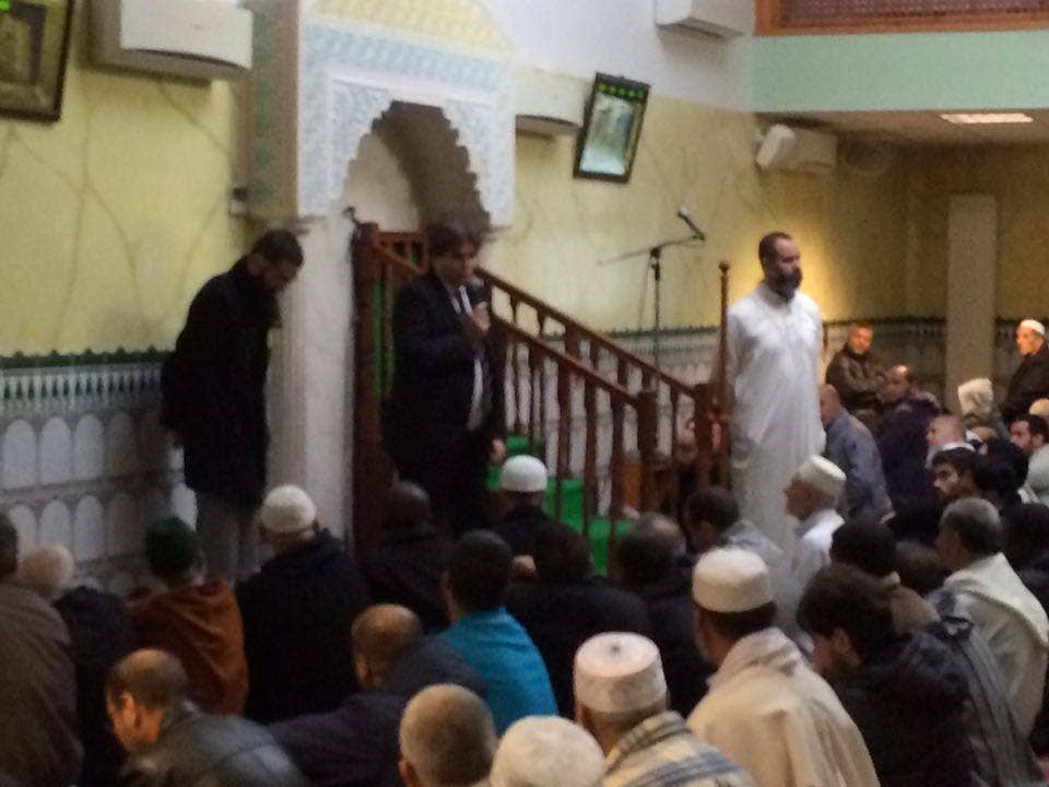 A La Priere De La Mosquee Du Blanc Mesnil Accusee D Embrigader Les Jeunes