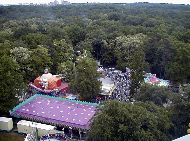 Was es überall bedeutet: Wäldches..., was?Was es in Frankfurt bedeutet: Man baut einen Jahrmarkt mitten im Wald auf und Du bist das einzige Mal im Jahr im Stadtwald.