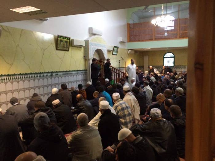 A La Priere De La Mosquee Du Blanc Mesnil Accusee D Embrigader Les Jeunes