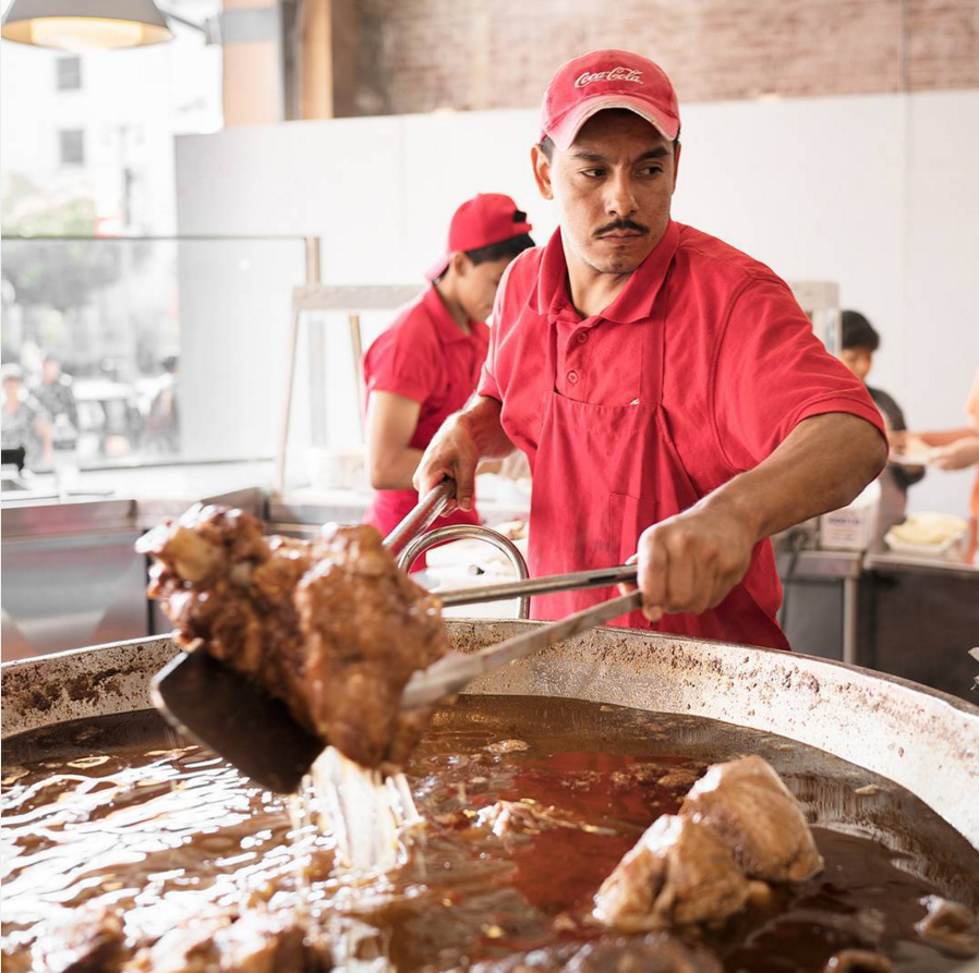 ¿Buscas carnitas? Hay un puesto en cada esquina.