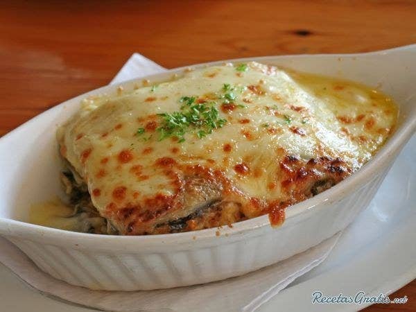No podrÃ¡s creer que este platillo no lleva pasta, sino que en su lugar se encuentran gustosas lonjas de berenjenas (las cuales deberÃ¡s dorar previamente con aceite de oliva en un sartÃ©n). Logra este platillo con estas instrucciones.