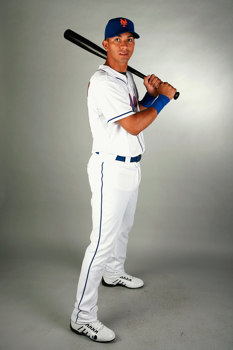 Juega al béisbol.