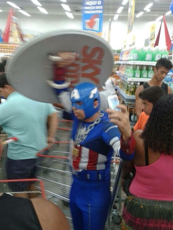 Para participar da grande promoção de aniversário do Guanabara é preciso mesmo de um heroi.