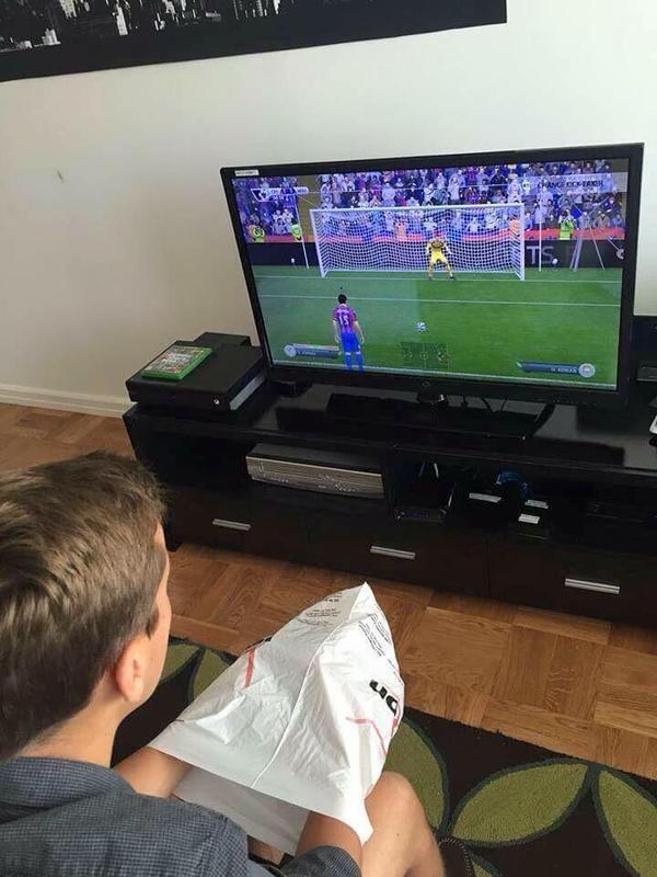 Não é leal olhar a mão do colega para ver onde ele vai chutar/defender. Vai na raça!