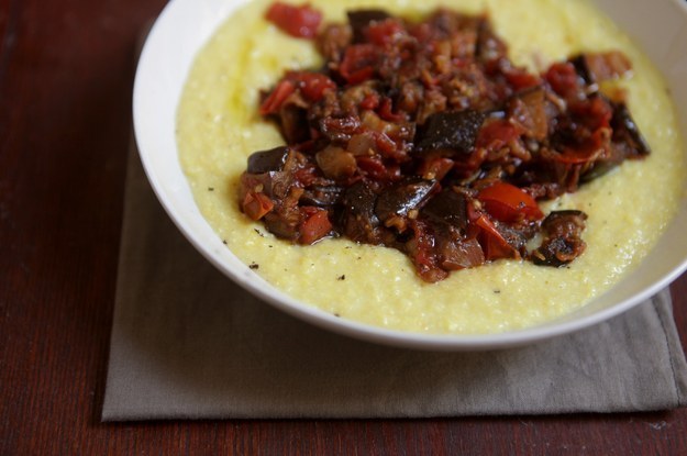 Polenta de milho fresco com molho de berinjela