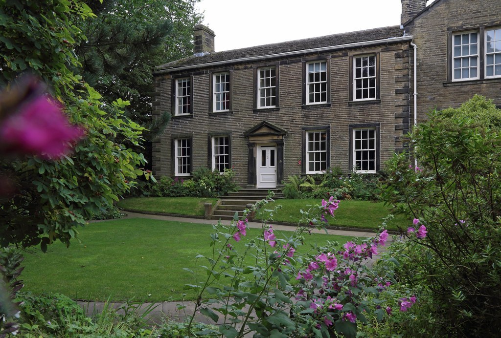 Un musée dédié aux sœurs Brontë, monuments de la littérature anglaise! Le Brontë Parsonage Museum est l’ancien presbytère de Haworth, village du Yorkshire de l’Ouest, la maison où les sœurs Brontë ont passé la plus grande partie de leur vie. Il est entièrement ouvert au public, offrant une intéressante perspective sur ce que furent leurs vies, leurs amours et leurs sources d’inspirations, par exemple les moors, ces grandes landes sauvages de la région.