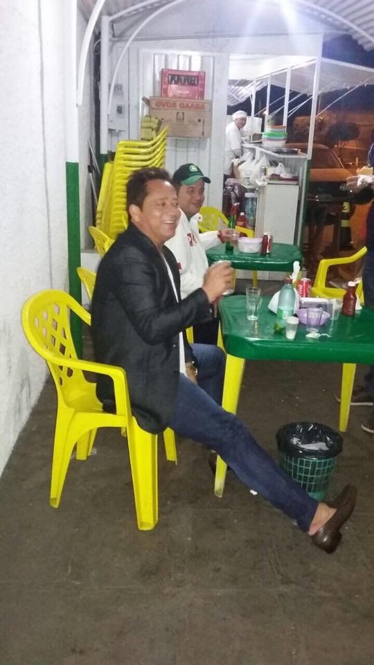 E de quebra ainda vem com uma toalha de plástico pro caso de cair cerveja, muito mais fácil de limpar.