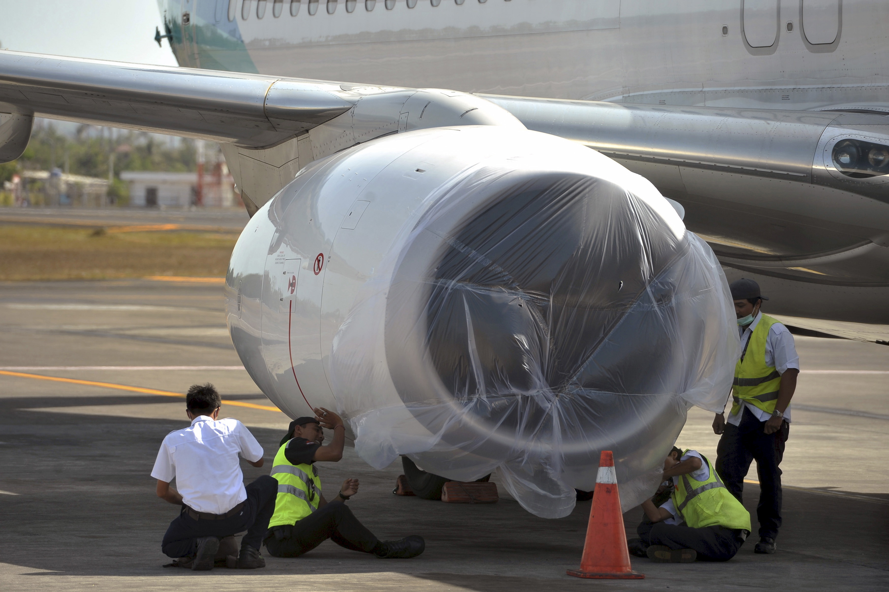 Какие самолеты закрыли. Airport worker.