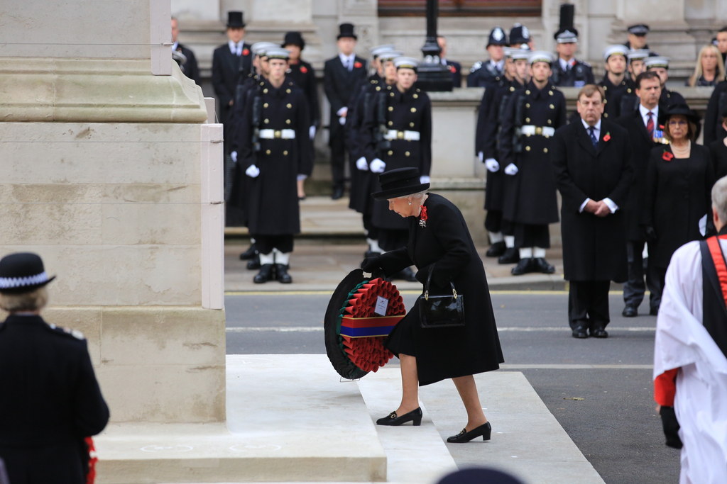 remembrance day uk queen on balcony