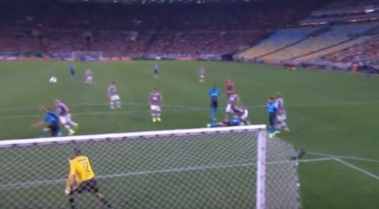 A diretoria do Grêmio foi bastante veemente ao reclamar da atuação da arbitragem na derrota contra o Fluminense no primeiro turno. Veja os lances polêmicos.Placar final: Fluminense 1 x 0 GrêmioPrejudicado: Grêmio