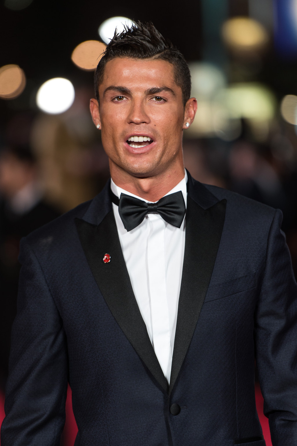 Cristiano Ronaldo's Process For Taking Fan Selfies Is Absolutely Hilarious