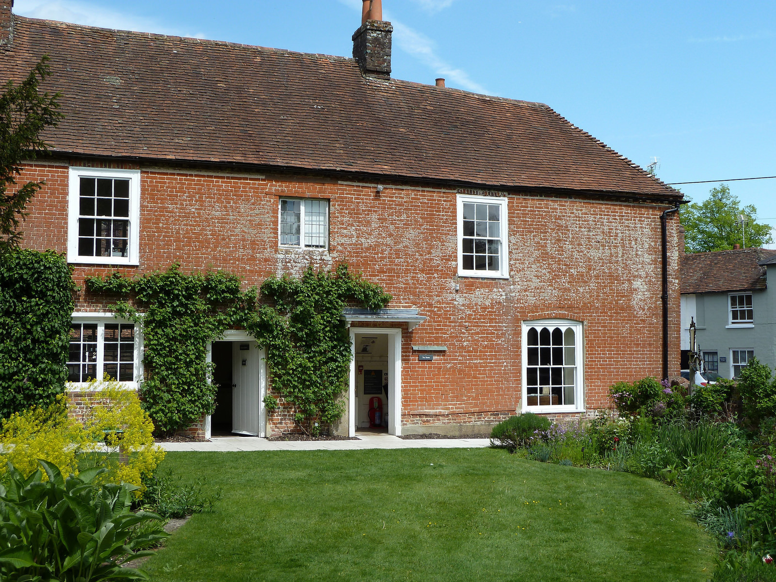 Jane Austen a passé les huit dernières années de sa vie dans ce cottage du Hampshire jusqu’en 1817.Lorsque le cottage fut mis en vente en 1947, la société Jane Austen lança un appel public et le cottage fut acheté par Mr. T.E. Carpenter. Cet homme formidable transforma la maison en musée dédié à la vie et à l’œuvre de Jane Austen. Carpenter ouvrit la maison au public en 1949 en mémoire de son fils mort en 1944.