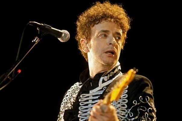 Un juego de palabras que el líder de Soda Stéreo incluyó en su primer disco solista. En 1993, en medio de una incipiente relación con la modelo Cecilia Amenábar, la pareja viaja junta cuatro meses en el marco de una gira del músico. Él la llevaba a ella y ella lo llevaba a él, metafóricamente, ya que al término del tour descubrió que estaba embarazada.
