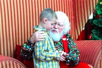 Esta história de um Papai Noel de shopping e um menino autista vai derreter seu coração