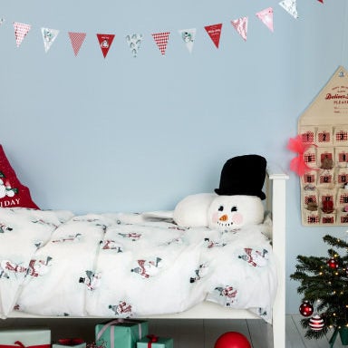 17 Easy Ways To Make Your Tiny Space Feel Christmas AF