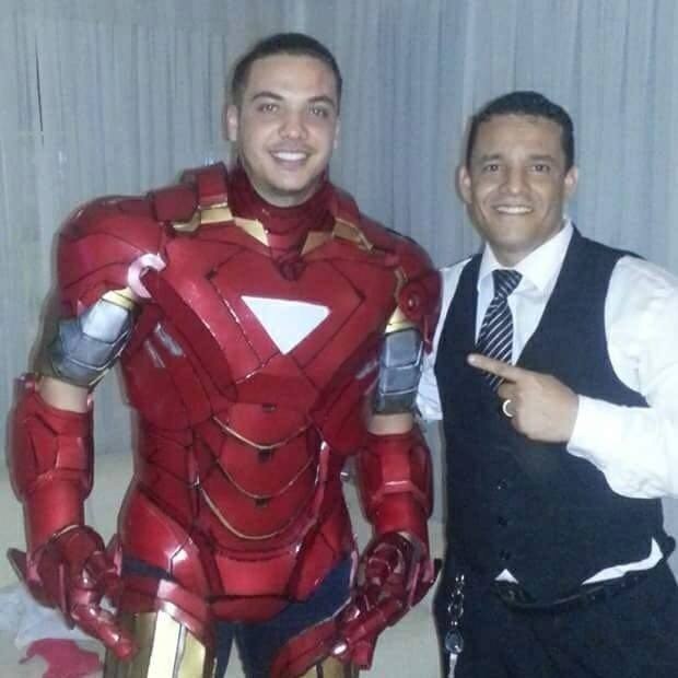 Não é essa a verdade, mas bem que poderia. O que aconteceu de fato foi que ele se vestiu como o herói da Marvel para a festa de aniversário do seu filho Yhudi.