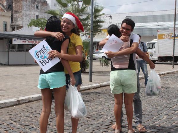 As pessoas querendo ou não.