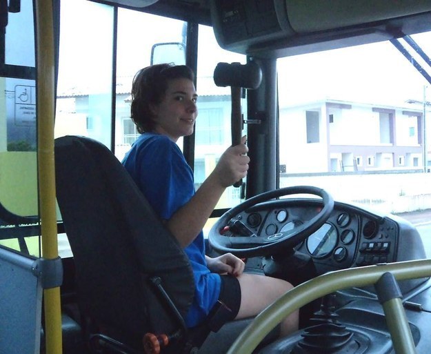 "Fui passar o Réveillon na casa do ex no Rio de Janeiro. Mas bem no dia 31 ele resolveu fazer a DR do século, o que me fez juntar minhas coisas e ir até a rodoviária pegar um busão de volta pra São Paulo. Consegui um lugar no ônibus lotado de bêbados que cantavam pagode, vomitavam e ainda queriam sentar do meu lado. Então pensei que voltar pro ex seria menos pior. Pedi para descer na Avenida Brasil e fiquei esperando o ex num posto. O BOPE parou ali e ficou me fazendo mil perguntas até meu ex chegar. Passamos a virada ouvindo sermão do policial, que ainda chamou meu ex de moleque. O Réveillon em si foi um lixo, mas o ex ser chamado de moleque eu comemoro até hoje." – Maristela Zago